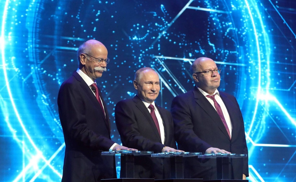 Zu Gast in Moskau: Bundeswirtschaftsminister Peter Altmaier (M.) besuchte das Daimler-Werk und Putin.