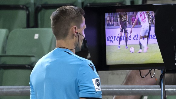 The referee Sven Wolfensberger checks the VAR screen, during the Super League soccer match of Swiss Championship between FC Sion and FC Servette, at the Stade de Tourbillon stadium, in Sion, Switzerla ...