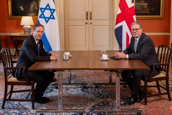 epa12367876 British Prime Minister Keir Starmer (R) and Israel&#039;s President Isaac Herzog meet at 10 Downing Street in London, Britain, 10 September 2025. EPA/BETTY LAURA ZAPATA / POOL