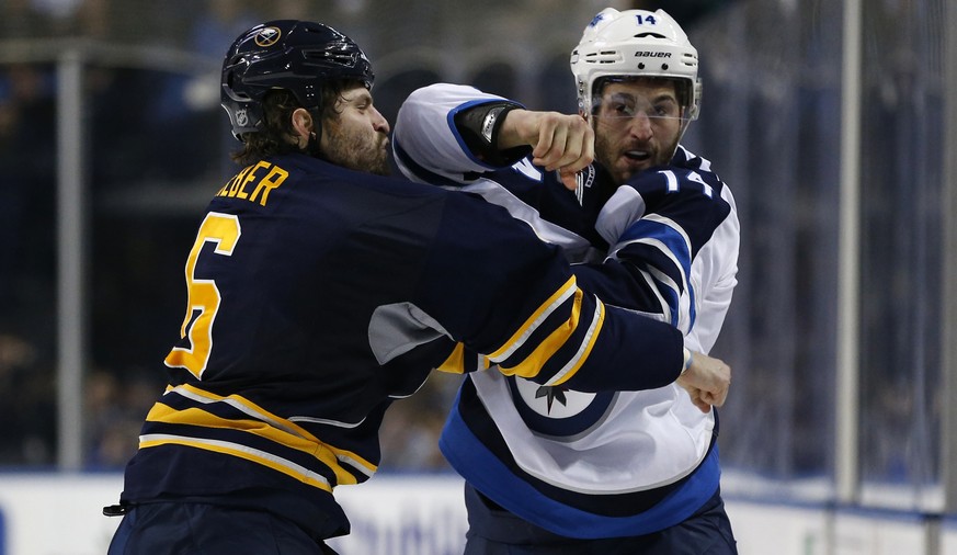 Aus der NHL gibt es immer tolle Bilder zu bestaunen. Hier kämpft&nbsp;Buffalo's Mike Weber (l.) gegen Winnipeg's Anthony Peluso.