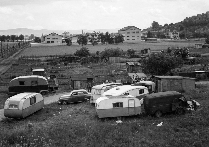 Pitch of gipsies, pictured in 1958 in Zurich. (KEYSTONE/Str)

Standplatz von Jenischen, aufgenommen 1958 in Zürich. (KEYSTONE/Str)