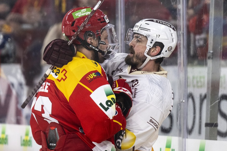 Biels Mike Kuenzle, links, im Duell mit Servettes Arnaud Jacquemet im vierten Eishockey Playoff Finalspiel der National League zwischen dem EHC Biel und Genf Servette HC, am Donnerstag, 20. April 2023 ...