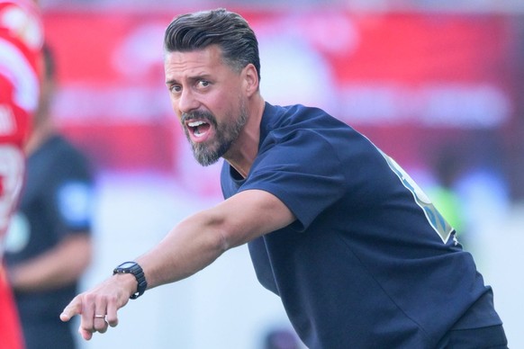 Fu�ball, DFB Pokal, 20250817, Hallescher FC - FC Augsburg. Im Bild Cheftrainer Augsburg Sandro WAGNER Anweisung Instruktion Unterweisung Korrektur dirigiert Dirigent coaching coacht. Halle Leuna-Chemi ...