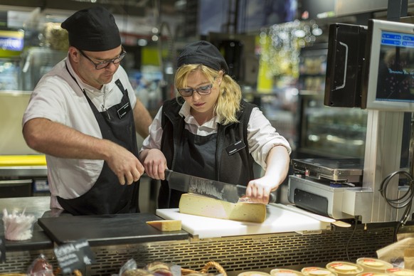 ZUR BERUFSAUSBILDUNG DER DETAILHANDELSFACHFRAU IM WARENHAUS MANOR STELLEN WIR IHNEN HEUTE, MITTWOCH, 10. FEBRUAR 2016, FOLGENDES NEUES BILDMATERIAL ZUR VERFUEGUNG --- A retail trade apprentice cuts a  ...