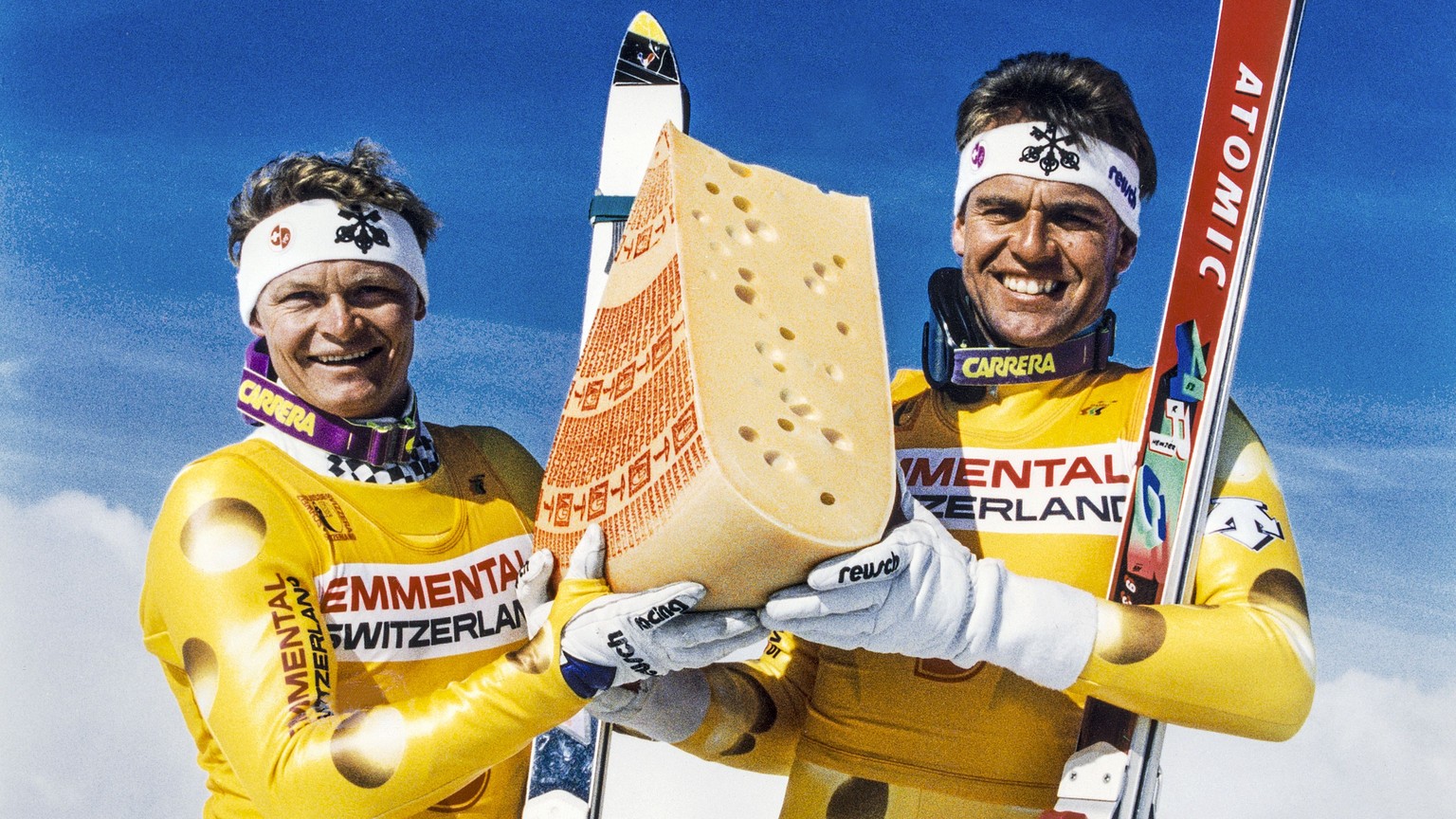 ARCHIV --- Die Schweizer Ski-Cracks Paul Accola (links) und Franz Heinzer bei der Praesentation der neuen Dresses im Kaese-Look (aufgenommen am 28. September 1992). Als Nachfolger der Kaesunion wird a ...