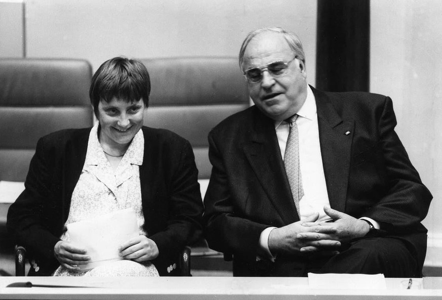 Helmut Kohl nannte Merkel «mein Mädchen». Später forderte sie seinen Rücktritt.