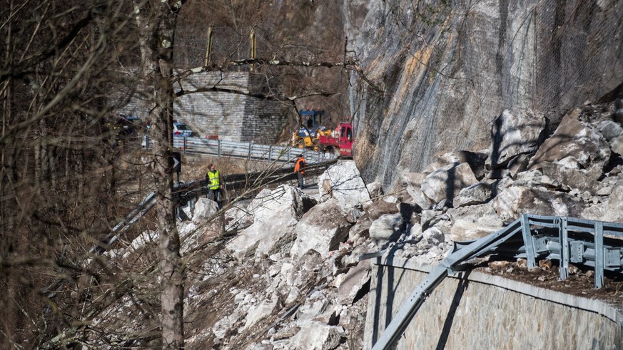 Die verschuettete Bergstrasse SS337 zwischen Domodossola und der Tessiner Grenze bei der Ortschaft Re, Italien am Montag, 2. April 2018. Ein Bergsturz im italienischen Val Vigezzo hat am Sonntag zwei  ...