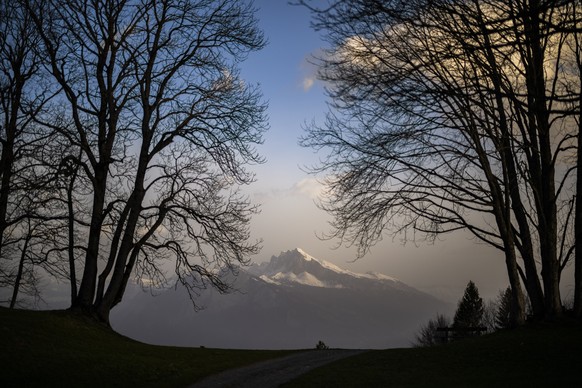 Saharastaub truebt den Himmel ueber den Bergen bei starkem Foehn, aufgenommen am Samstag, 30. Maerz 2024, in St. Margrethenberg. (KEYSTONEGian Ehrenzeller) Sahara dust clouds the mountains, pictured o ...
