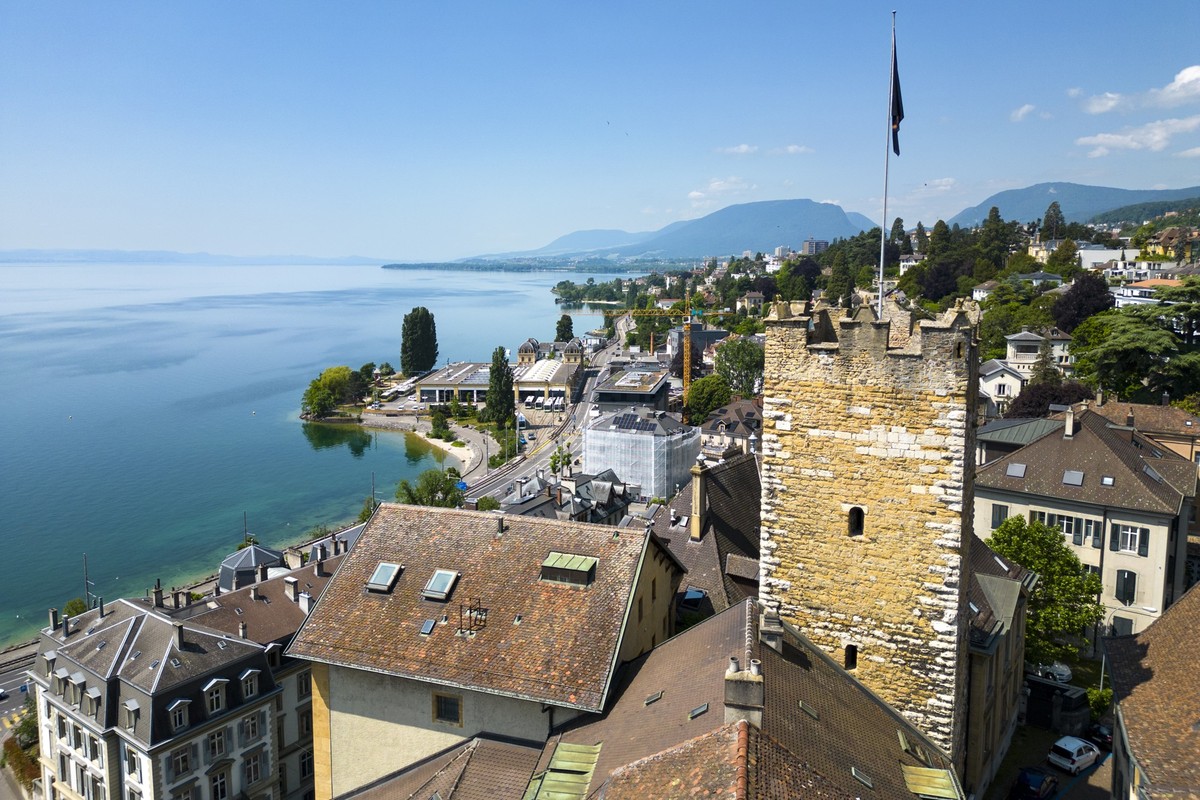 La Tour des prisons, droite, photographiee en vieille ville et devant le Lac de Neuchatel lors de la presentation a la presse par Le Canton et la Ville de Neuchatel, le Neuchatel International Fantast ...