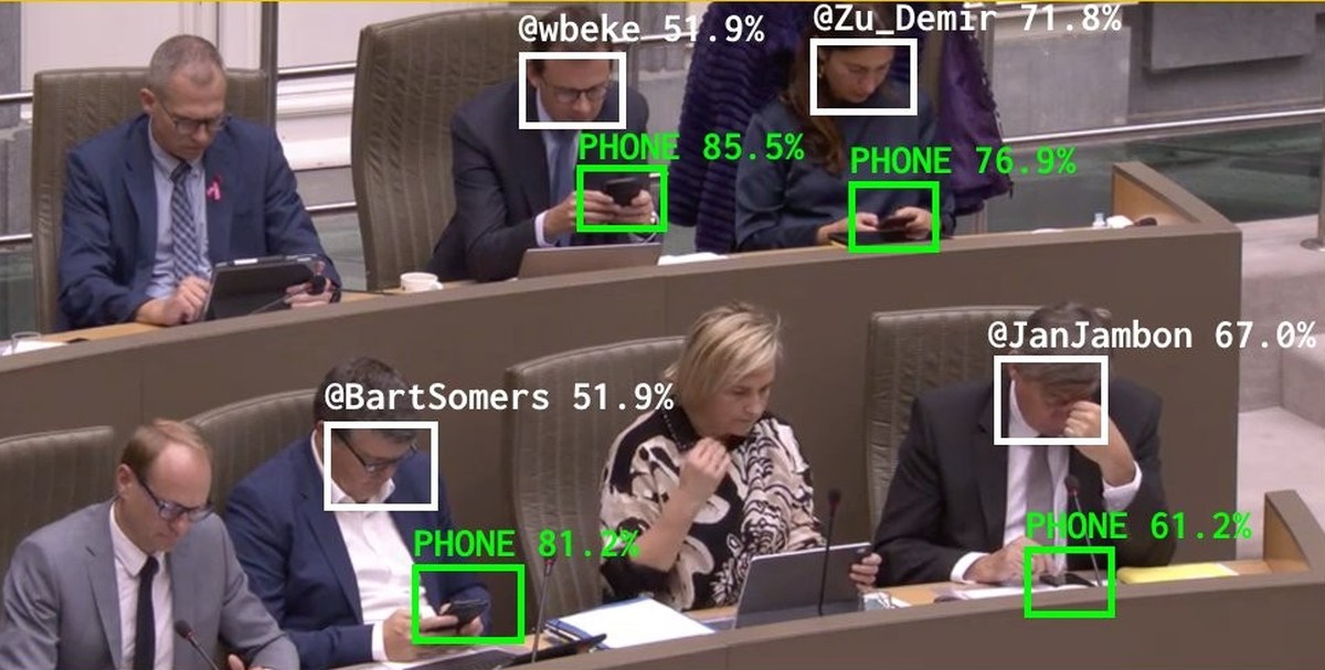 Wenn ein Livestream beginnt, sucht die Software nach Handys und versucht, einen abgelenkten Politiker zu identifizieren.