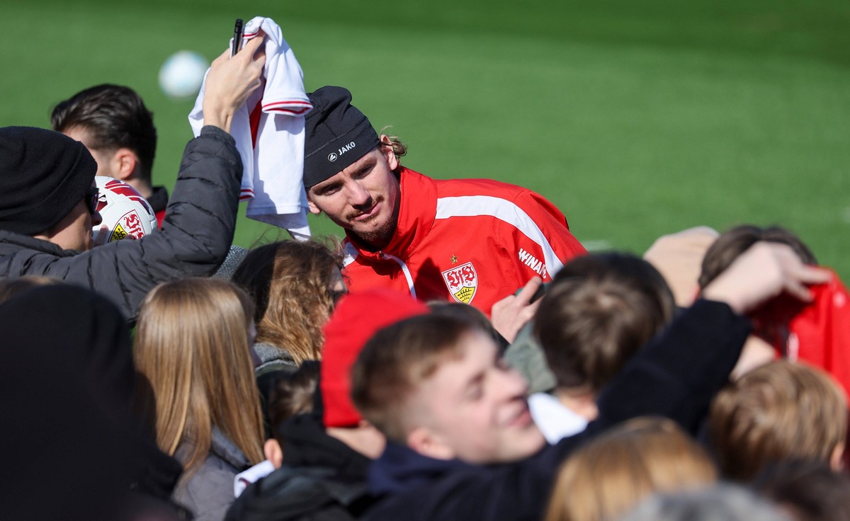 BAU// 03.03.2025 Stuttgart Fu�ball VfB Stuttgart Training, Nick Woltemade VfB macht Selfies mit den Fans *** BAU 03 03 2025 Stuttgart soccer VfB Stuttgart training, Nick Woltemade VfB takes selfies wi ...