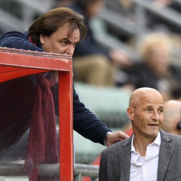 ARCHIVBILD ZUR ENTLASSUNG VON SION-TRAINER ZEIDLER --- Le president du FC Sion Christian Constantin, gauche, et L&#039;entraineur du FC Sion Peter Zeidler, droite, observent la rencontre de football d ...