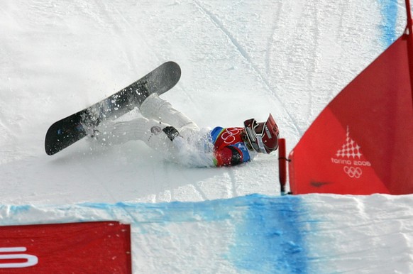 American Lindsey Jacobellis who was leading in the final of the Women's Snowboard Cross competition, crashes in sight of the finish at the Turin 2006 Winter Olympic Games in Bardonecchia, Italy, Frida ...