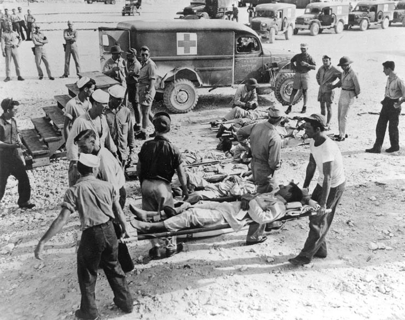 Überlebende der Indianapolis auf Guam im August 1945
https://de.wikipedia.org/wiki/USS_Indianapolis_(CA-35)#/media/Datei:USS_Indianapolis-survivors_on_Guam.jpg