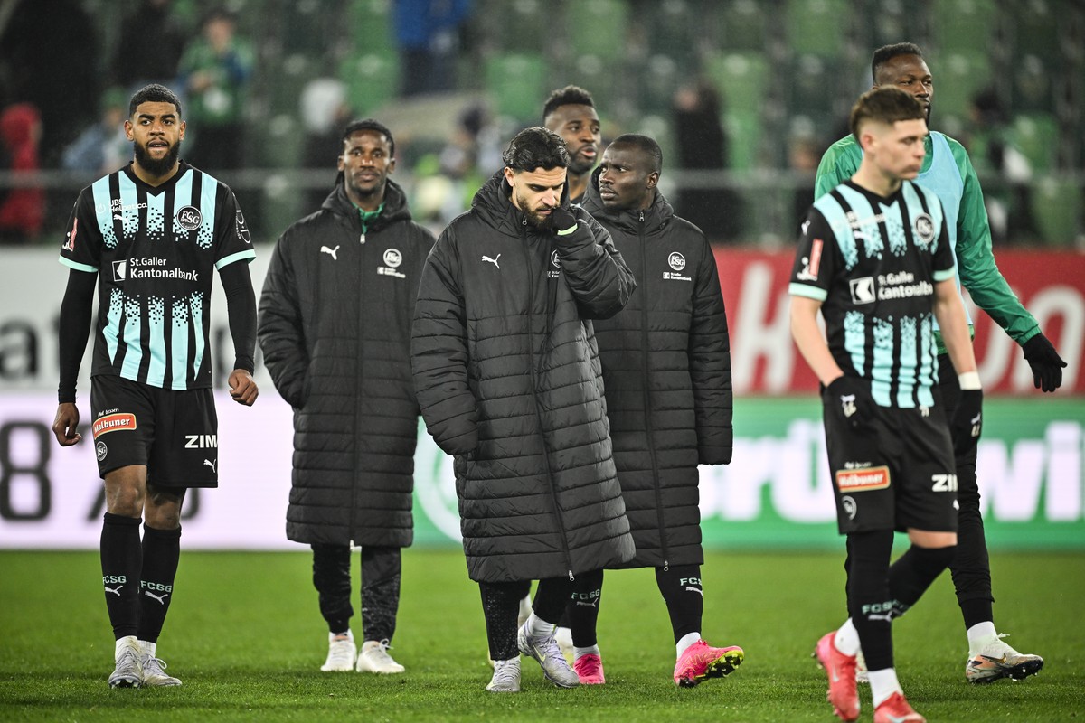 Ratlose St. Galler im Fussball Meisterschaftsspiel der Swiss Super League zwischen FC St.Gallen 1879, SG, und FC Lausanne-Sport, LS, vom Samstag, 15. Maerz 2025 im Kybunpark in St. Gallen. (KEYSTONE/G ...
