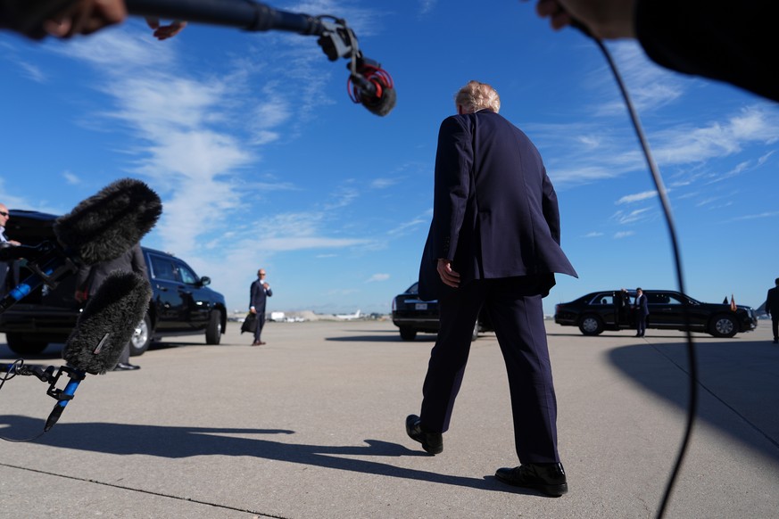 KEYPIX - President Donald Trump walks to his vehicle after speaking with reporters upon arriving at Chicago O'Hare International Airport, Sunday, Sept. 27, 2026, in Chicago. (KEYSTONE/AP Photo/Ju ...