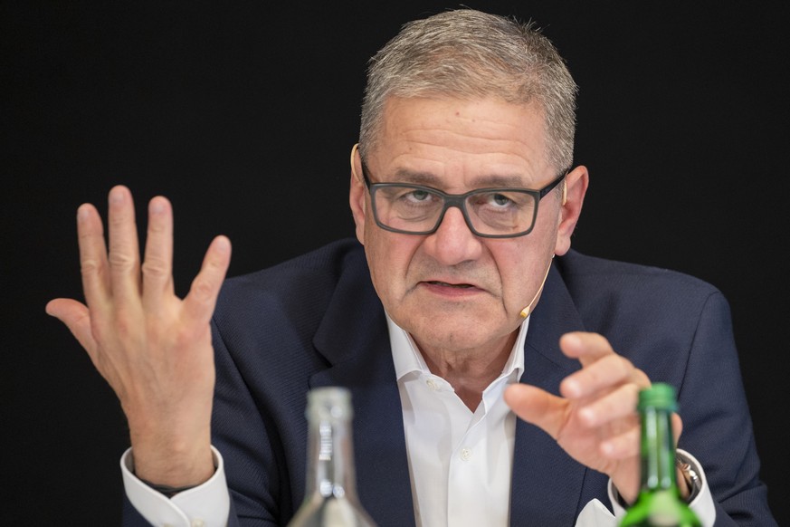 Der CEO des SC Bern, Marc Luethi, spricht an einer Medienkonferenz des SCB zu sportlichen Themen und Umstrukturierungen am Mittwoch, 30. Maerz 2022 in der Postfinance Arena in Bern. (KEYSTONE/Marcel B ...