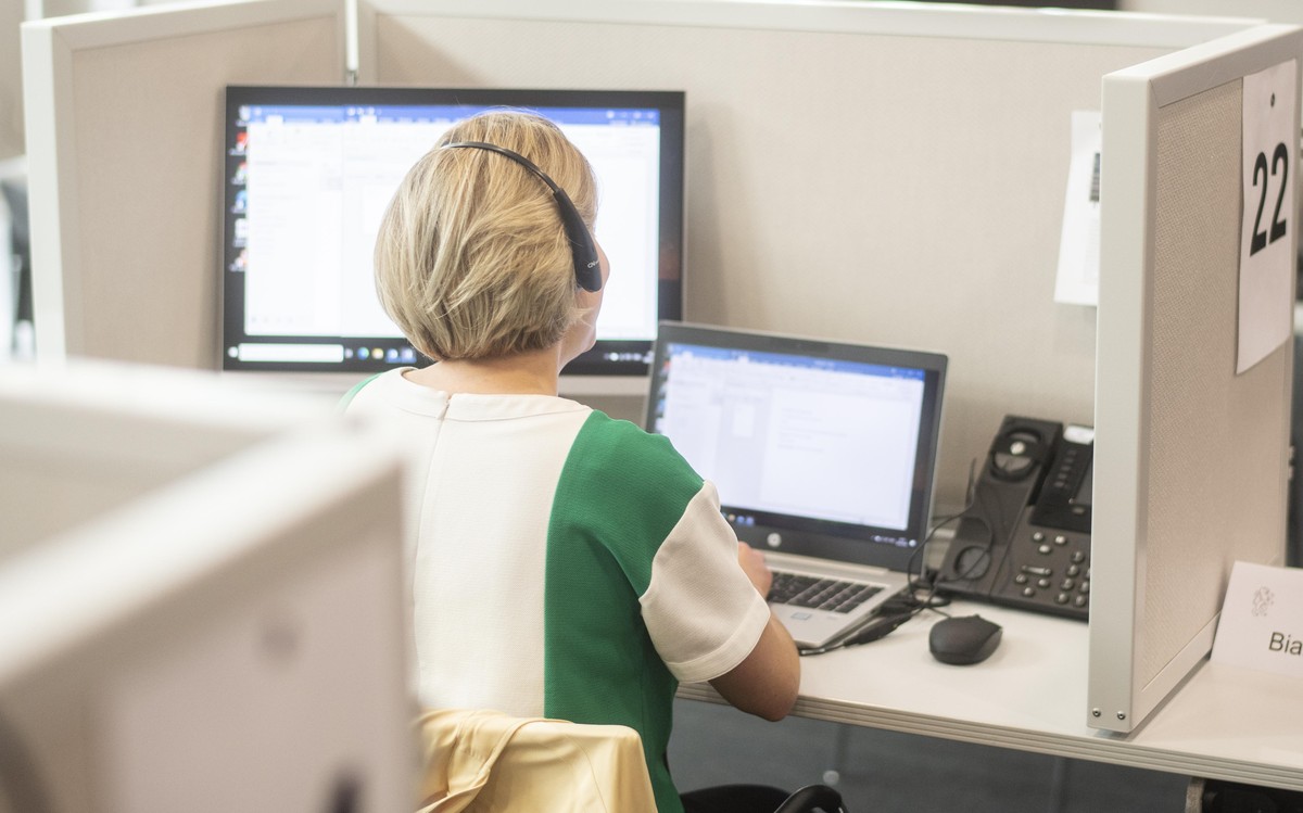 Ein Mann arbeitet in ihrem abgetrennten Arbeitsplatz fuer das Contact Tracing im Kanton Zuerich, aufgenommen am Freitag, 8. Mai 2020 in Zuerich. (KEYSTONE/Ennio Leanza)