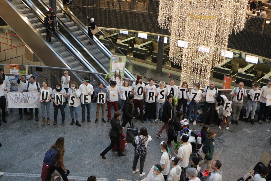 Die Protestaktion fand im öffentlich zugänglichen Teil des Flughafens statt.