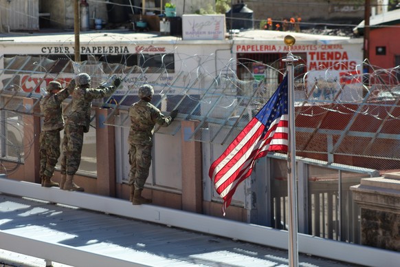 epa07156861 A handout photo made available by the US Army shows engineer soldiers from the 62nd Engineer Battalion, Fort Hood, Texas, place concertina wire along the Arizona/Mexico border wall, in Ari ...