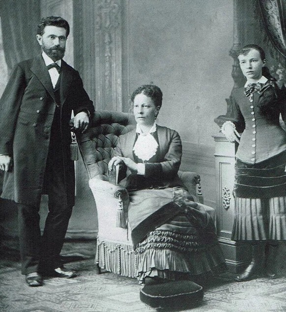Porträt der Familie Bebel aus den 1880er-Jahren.
https://commons.wikimedia.org/wiki/File:August_Bebel_mit_Frau_Julie_und_Tochter_Frieda.jpg