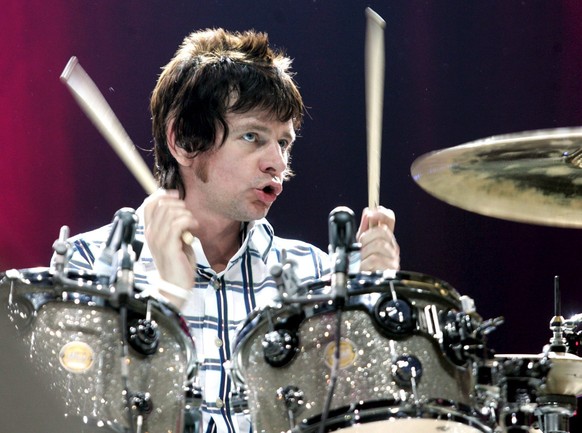 Zak Starkey, hier bei der Arbeit,&nbsp;ist wiederum der Sohn vom Drummer der Beatles, Ringo Starr.