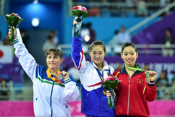 Siegerpodest: Hong Un-Jong (m.) posiert mit Oksana Chusovitina (l.) und Thi Ha Thanh Phan.