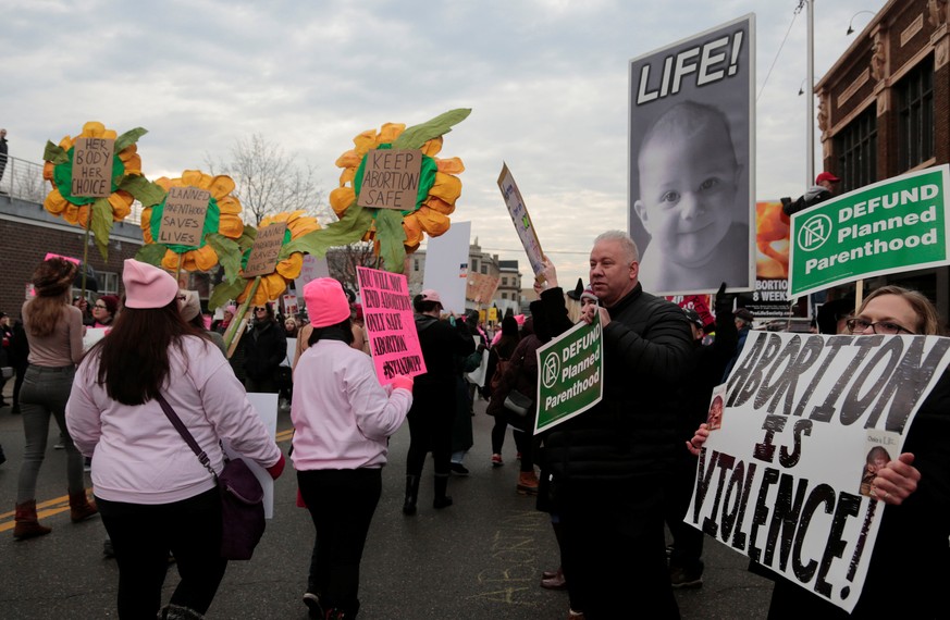 Supporters of Planned Parenthood (L) rally next to anti-abortion activists outside a Planned Parenthood clinic in Detroit, Michigan, U.S. February 11, 2017. REUTERS/Rebecca Cook