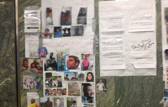 Bahnhofspassage in Wien: Flüchtlinge suchen mittels Anschlägen nach Angehörigen.