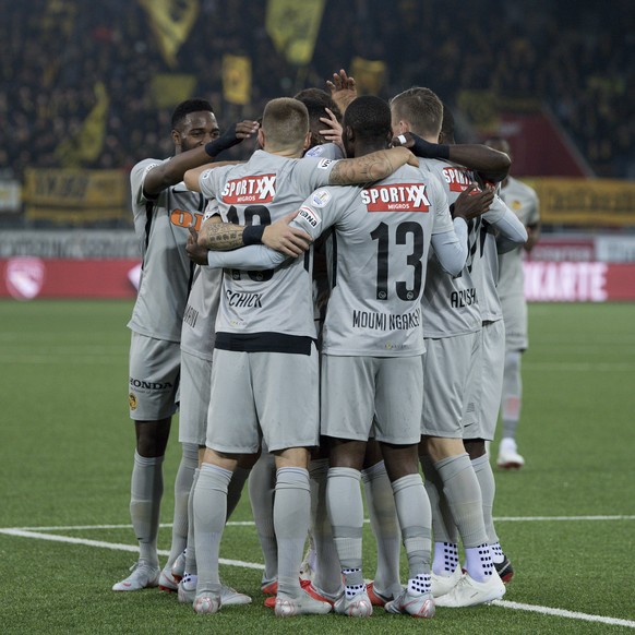 YBs Spieler feiern ihren Treffer zum 0:1 im Fussball Meisterschaftsspiel der Super League zwischen dem FC Thun und den Berner Young Boys, am Samstag, 29. September 2018, in der Stockhorn Arena in Thun ...