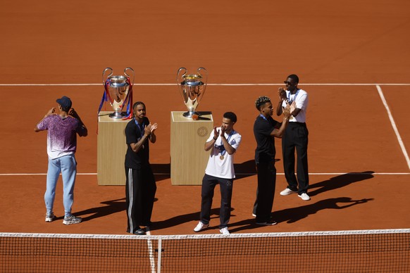 <p>Tennis trifft auf Fussball: Spieler von Paris Saint-Germain werden auf dem Centre Court von Roland Garros für den Champions-League-Sieg geehrt.</p>