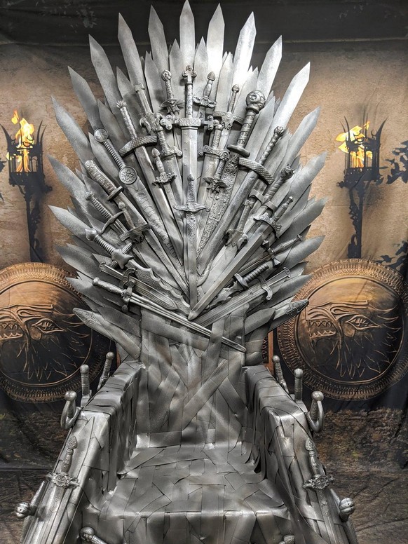 <a target="_blank" rel="nofollow" href="https://www.etsy.com/listing/664226497/iron-throne-game-of-thrones-chair-life?show_sold_out_detail=1&amp;awc=6220_1611648801_488545e01b0c0a407b482419782b84b5&amp;source=aw&amp;utm_source=affiliate_window&amp;utm_medium=affiliate&amp;utm_campaign=us_location_buyer&amp;utm_term=301043&amp;utm_content=141392">2'778 Franken auf Etsy.</a>