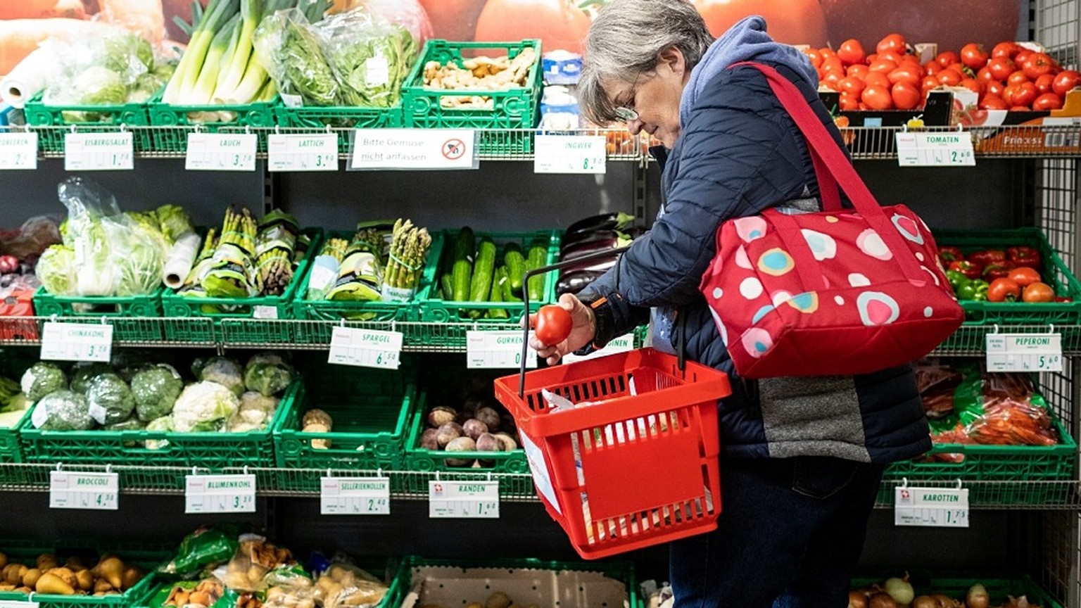 IMAGE DISTRIBUTED FOR CARITAS SCHWEIZ FOR EDITORIAL USE ONLY - Guenstig einkaufen: Immer mehr Personen sind auf das Angebot der Caritas-Maerkte angewiesen. // Weiterer Text ueber ots und http://presse ...