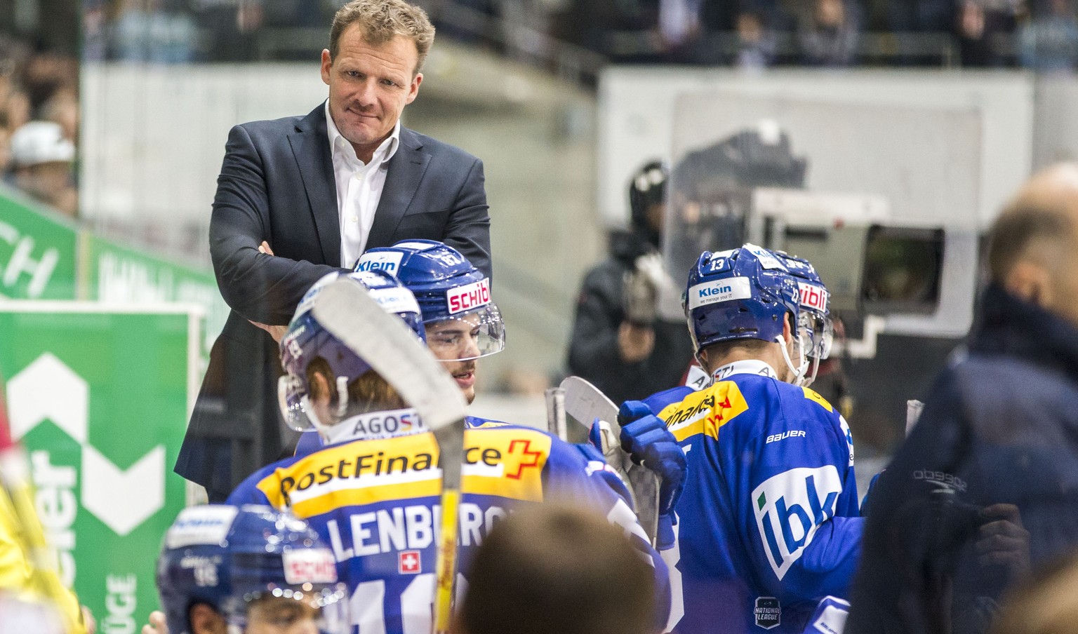 EHC Kloten Cheftrainer Kevin Schlaepfer waehrend dem Eishockey-Meisterschaftsspiel der National League zwischen dem EHC Kloten und dem HC Ambri-Piotta am Dienstag, 2. Januar 2018, in Kloten. (KEYSTONE ...