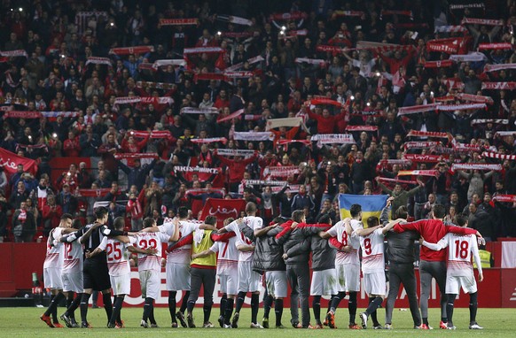 epa05099159 Sevilla FC players celebrate after defeating 4-0 to Real Betis during the Spanish King&#039;s Cup round 16 second leg soccer match played at Ramon Sanchez Pizjuan stadium in Seville, south ...