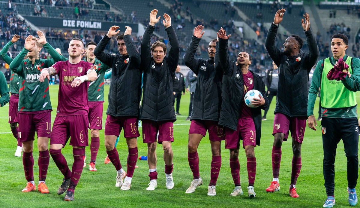 2025-02-22 Borussia Monchengladbach v FC Augsburg - Bundesliga MOENCHENGLADBACH, GERMANY - FEBRUARY 22: Finn Dahmen of FC Augsburg, Chrislain Matsima of FC Augsburg, Jeffrey Gouweleeuw of FC Augsburg, ...