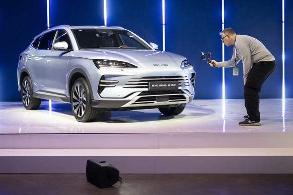 HANDOUT - Besucher filmen und fotografieren die Fahrzeuge anlaesslich des Dynamic Brand Launch von BYD, aufgenommen am Dienstag, 1. April 2025 in der Umwelt Arena Schweiz in Spreitenbach. (BYD Switzer ...