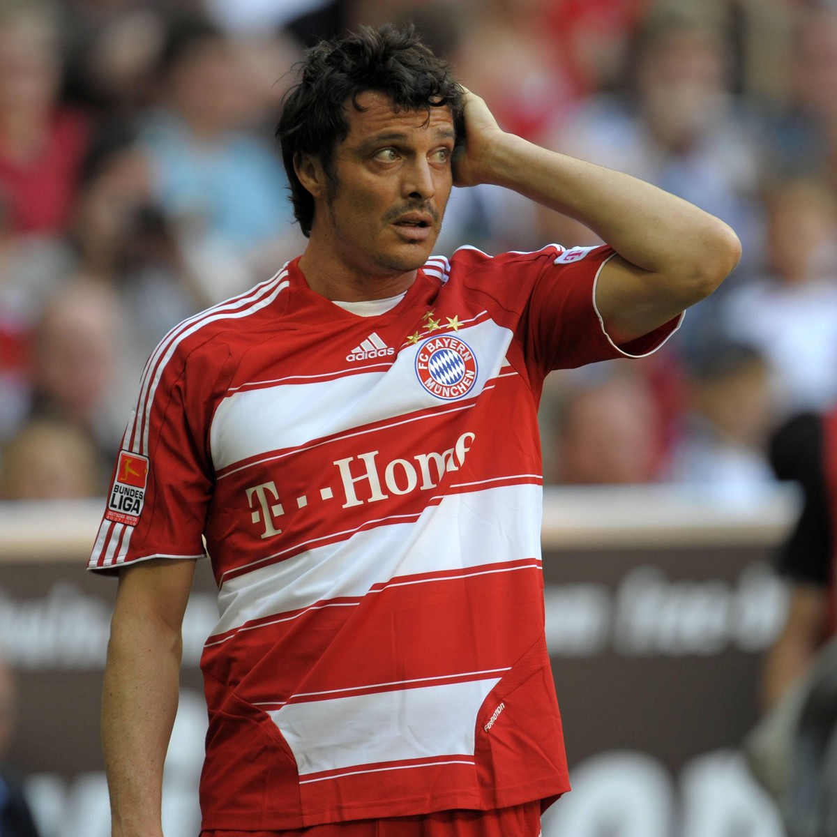 Bildnummer: 04416380 Datum: 11.04.2009 Copyright: imago/MIS
Massimo Oddo (Bayern) ratlos; Vdig, quer, close Saison 2008/2009, FC Bayern M