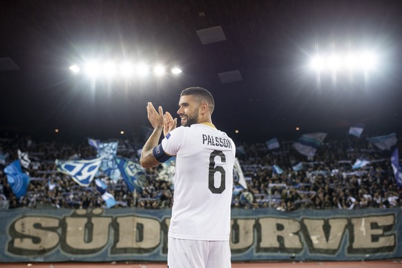 epa07069845 Zurich&#039;s Victor Palsson celebrates with supporters after the UEFA Europe League group A soccer match between FC Zurich and PFC Ludogorets Razgrad at the Letzigrund stadium in Zurich,  ...