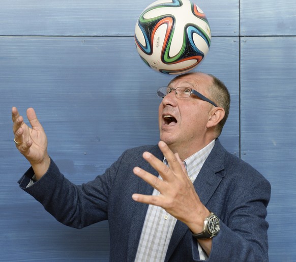 Beni Thurnheer, Schweizer Sportreporter, TV-Moderator und Showmaster, posiert mit dem WM-BAll &quot;Brazuca&quot; im Studio des Schweizer Fernsehens SRF, am Mittwoch, 4. Juni 2014, in Zuerich. Der Kul ...