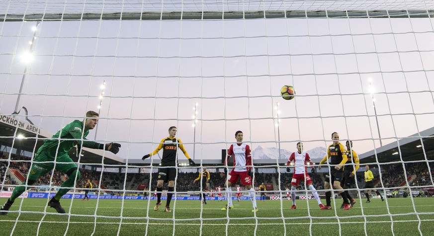 Thuns Stefan Glarner, nicht im Bild, trifft gegen YBs Goalie David von Ballmoos zum 1:0 im Fussball Meisterschaftsspiel der Super League zwischen dem FC Thun und den Berner Young Boys, am Sonntag, 3.  ...