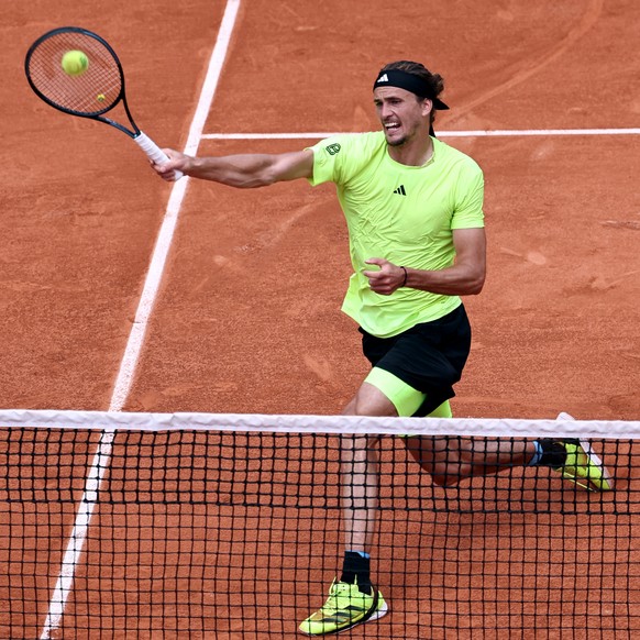 epa12143074 Alexander Zverev of Germany in action during his Men&#039;s 2nd round match against Jesper de Jong of Netherlands at the French Open Grand Slam tennis tournament at Roland Garros in Paris, ...