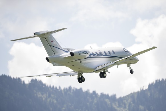 Ein Flugzeug des Typs Business Jet PC-24 des Flugzeugherstellers Pilatus beim Abflug von den Werkhallen in Stans, am Mittwoch, 23. Mai 2018. Das Flugzeug wurde an den ehemaligen Nestle Verwaltungsrat  ...