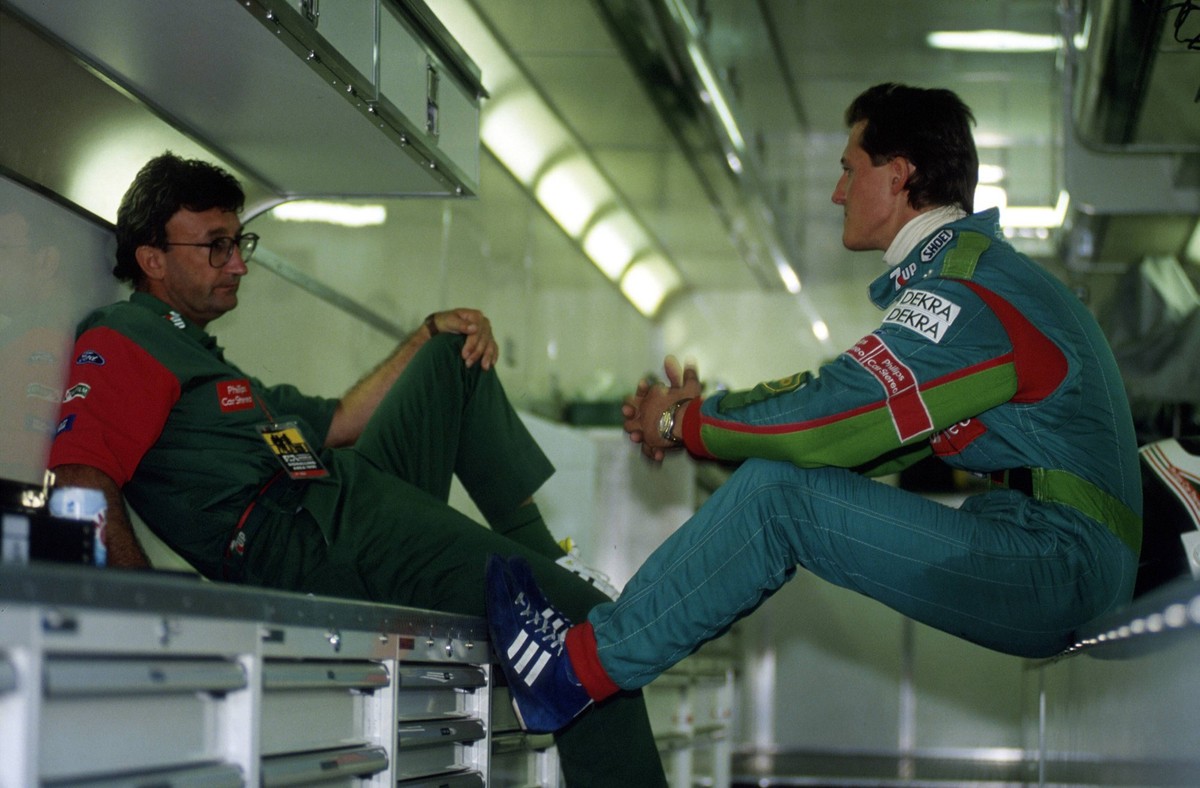 Michael Schumacher (Deutschland, re.) im Gespr�ch mit Teamchef Eddie Jordan (Irland / beide Jordan Ford)