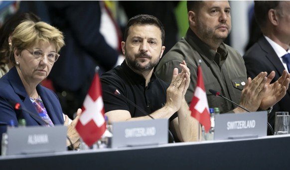 Der Mann im Hintergrund beim Friedensgipfel auf dem Bürgenstock im Juni letzten Jahres: Andrij Jermak (rechts) neben Präsident Wolodimir Selenski und der damaligen Bundespräsidentin Viola Amherd.