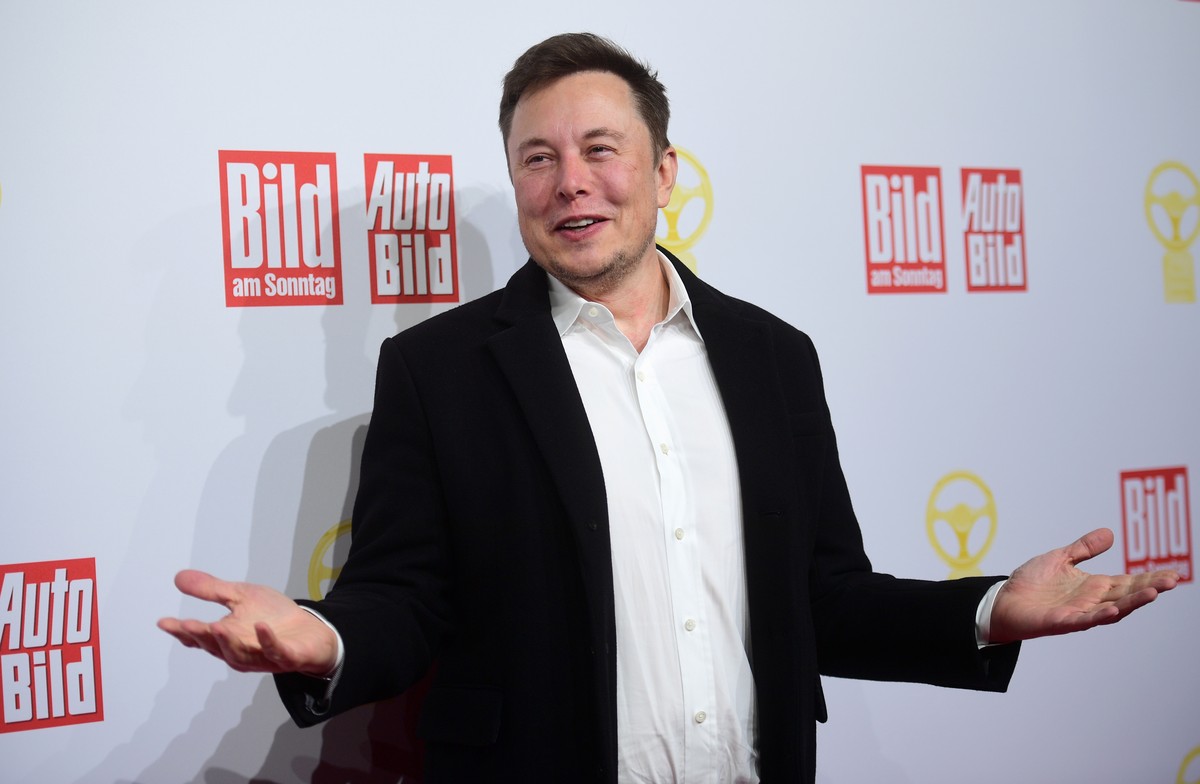epa07991626 Tesla CEO Elon Musk attends the awarding ceremony of 'Das Goldene Lenkrad' (lit. the Golden Steering Wheel) in Berlin, Germany, 12 November 2019. For the 43rd time, the weekly &# ...