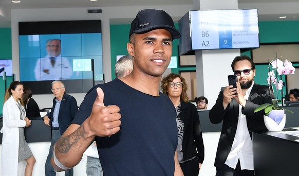 Juventus&#039; Douglas Costa gives the thumb-up sign as he arrives to undergo medical examination in Turin, Italy, Tuesday, July 12, 2017. (Alessandro Di Marco/ANSA via AP)