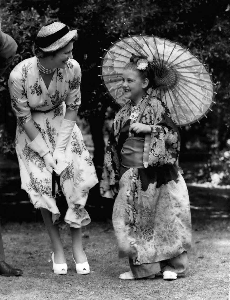 Gartenparty in den 1960er Jahren. Ein Bild einer Gruppe von M‰nnern und Frauen bei einer Party im Freien. Einige tanzen zur Musik eines Akkordeons. Auf den Tischen stehen Speisen und Getr‰nke, und die ...