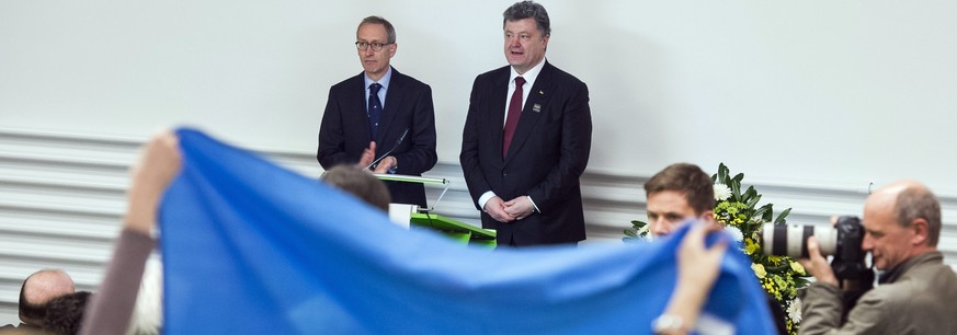 epa04569711 Ukrainians living in Switzerland hold up an Ukrainian flag prior to a lecture given by Ukrainian President Petro Poroshenko (R) within the scope of the Special Churchill Lecture 2015 at th ...