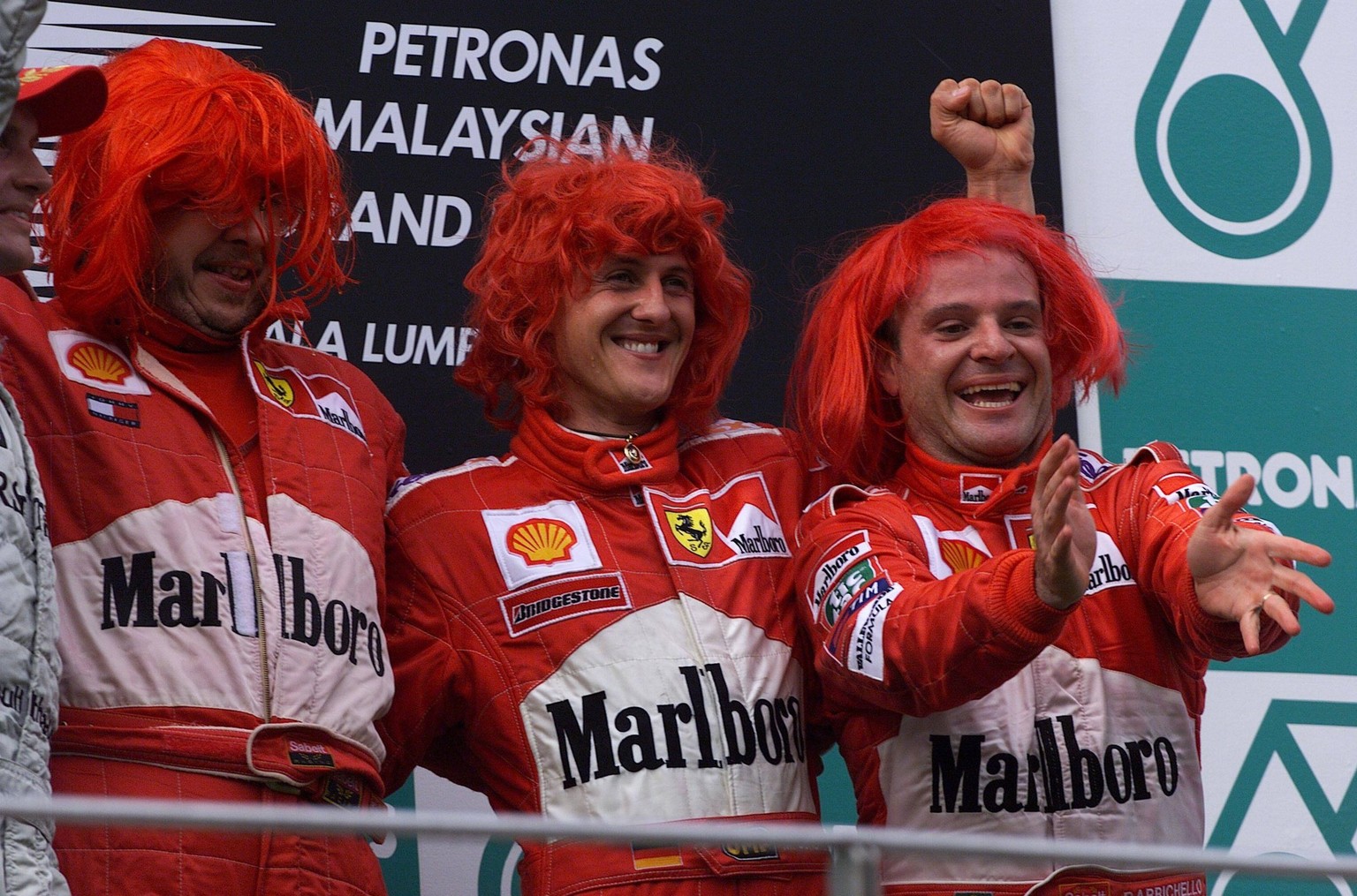 Sepang, Kuala Lumpur, Malaysia. 20-22 October 2000. Michael Schumacher Ferrari celebrates his 1st position and the Constuctors World Championship, WM, Weltmeisterschaft with team mate Rubens Barrichel ...